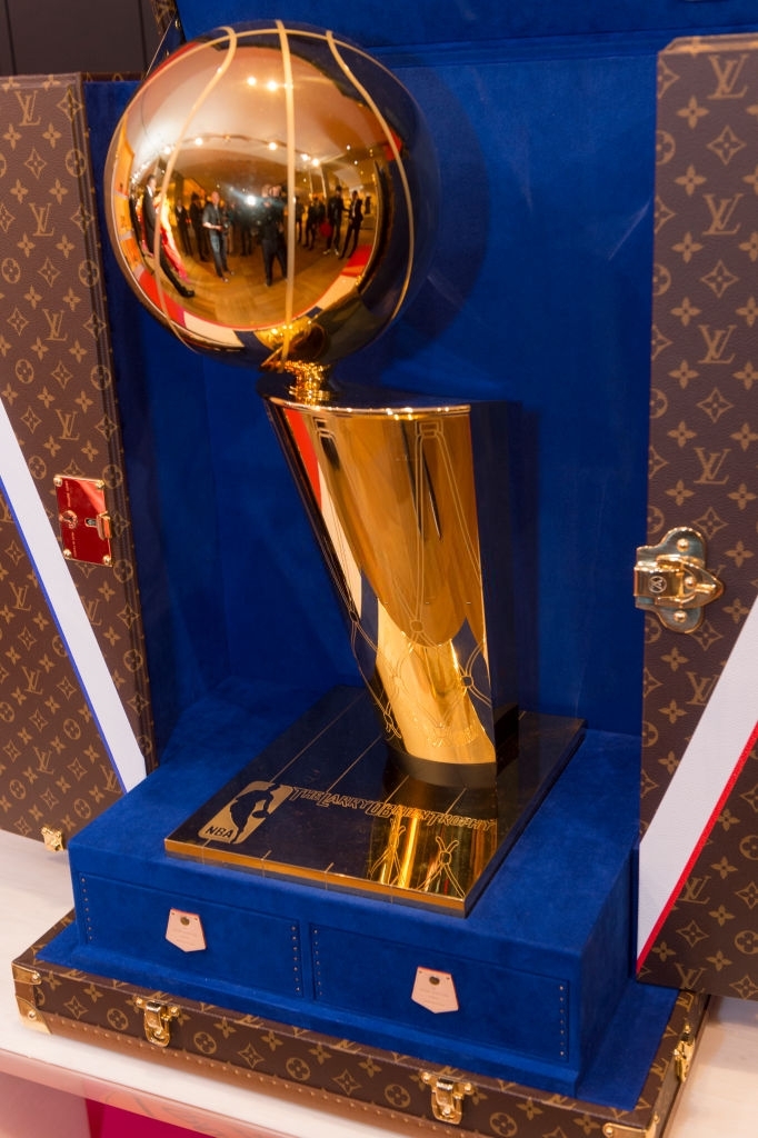 Trước khi đến tay đội vô địch, cúp vàng Larry O'Brien của NBA 2020 được đặt trong vali Louis Vuitton sang chảnh nhường này - Ảnh 5.