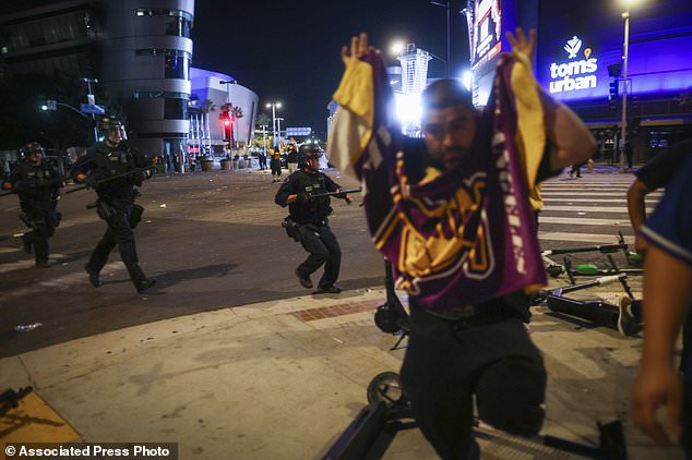 Cảnh sát bắt giữ 76 kẻ quá khích trong đêm ăn mừng chức vô địch của Los Angeles Lakers - Ảnh 3.
