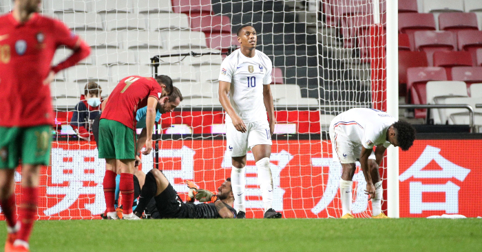 Tiền đạo MU đạp chỗ hiểm khiến thủ môn Bồ Đào Nha lăn lộn đau đớn - Ảnh 2.