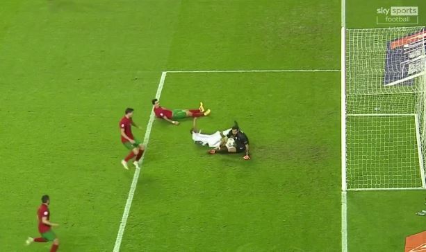 Tiền đạo MU đạp chỗ hiểm khiến thủ môn Bồ Đào Nha lăn lộn đau đớn - Ảnh 1.