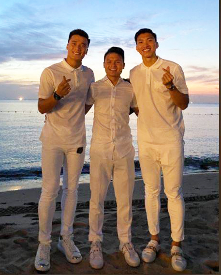 Dàn sao bóng đá Việt Nam lên đồ trắng, điển trai lịch lãm dự đám cưới Công Phượng ở Phú Quốc - Ảnh 2.