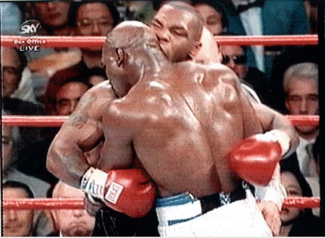 Mike Tyson tiết lộ có thể tiếp tục &quot;làm miếng tai&quot; của Evander Holyfield nếu đôi bên đại chiến lần thứ 3 - Ảnh 1.