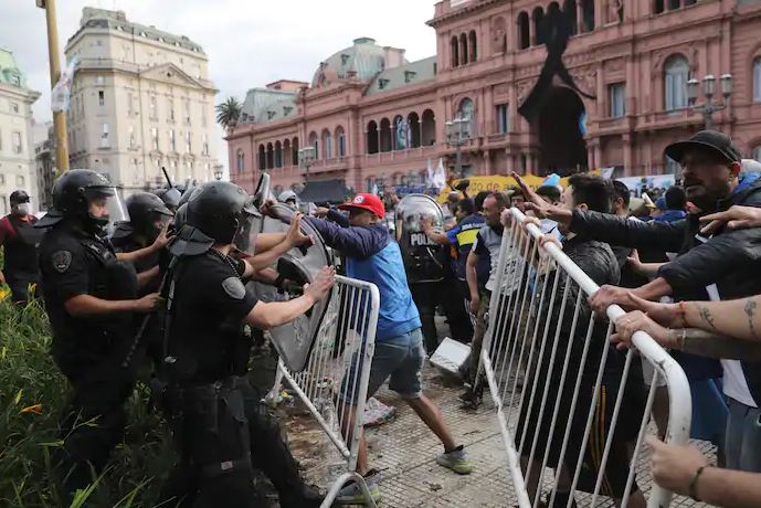 Máu đổ ở tang lễ Maradona: Fan đánh nhau với cảnh sát - Ảnh 2.