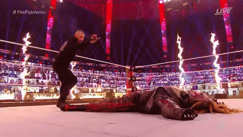 Choáng với độ mạo hiểm tại WWE: Đô vật châm lửa thiêu sống đối thủ ngay trên võ đài - Ảnh 8.