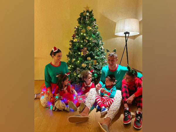 SỐC: Ibrahimovic mừng Giáng sinh bằng hình ảnh phản cảm trên mạng xã hội - Ảnh 3.