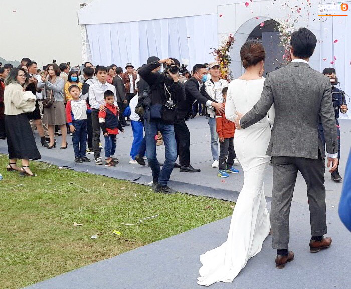 Công Phượng chăm sóc Viên Minh từng li trong lễ cưới ở Nghệ An - Ảnh 3.