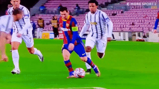 Messi xỏ háng Bonucci, Ronaldo nhanh chân chạy về cướp lại bóng - Ảnh 1.
