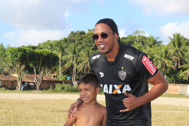 Bản sao Ronaldinho kiếm bội tiền vì &quot;bản chính&quot; phải ngồi tù - Ảnh 1.