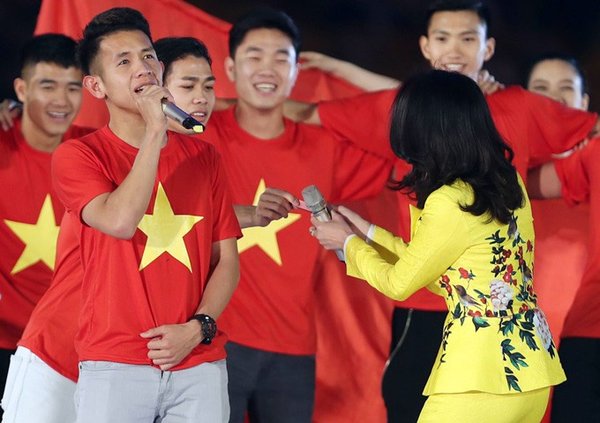 Nếu chẳng may thất nghiệp, hội cầu thủ Việt cũng chẳng lo với những nghề tay trái đầy thú vị: Từ chủ quán nhậu, ca sĩ đến HLV gym - Ảnh 3.