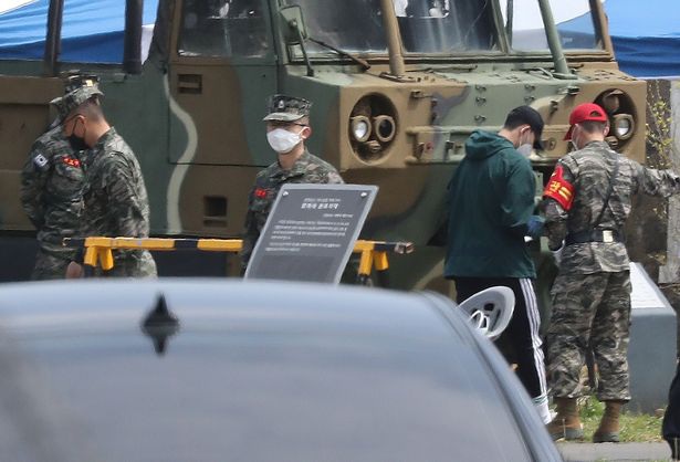 Lộ hình ảnh đầu tiên của Son Heung-min đứng cùng lính Hàn Quốc tại khu quân sự, fan nói đùa: Cứ phải ký tặng như thế này thì thời gian đâu mà luyện tập - Ảnh 1.