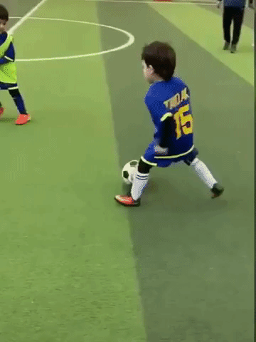 Người dân Trung Quốc phát cuồng với cậu bé 6 tuổi sở hữu khả năng đi bóng như Messi, Neymar - Ảnh 2.