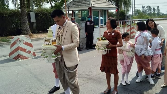Cựu tuyển thủ Thái Lan tổ chức lễ cưới trong mùa Covid-19: Không có khách mời, không lễ đường, thợ chụp ảnh cũng &quot;bùng kèo&quot;  - Ảnh 1.