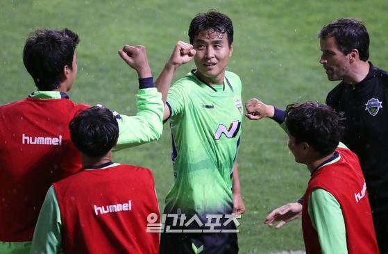 Nhạy bén và tạo trend cực tốt, bóng đá Hàn Quốc gây sốt khi &quot;câu view&quot; trên khắp thế giới: Đến giải hạng 2 cũng được chú ý - Ảnh 2.