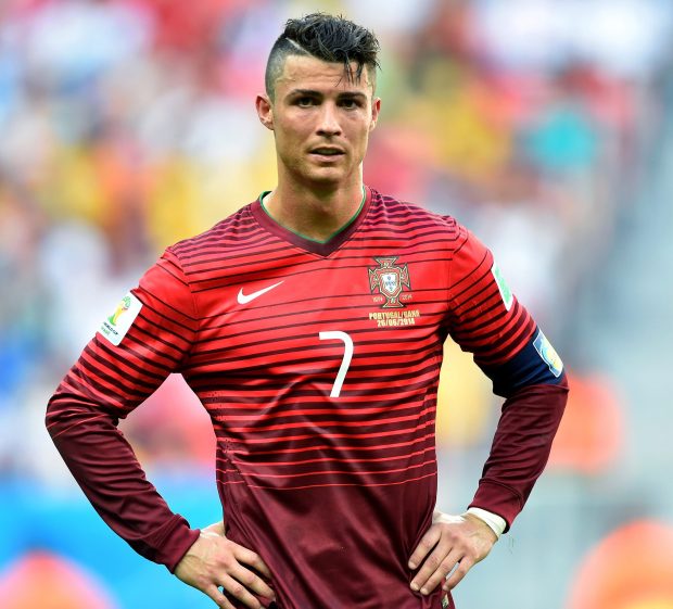 Ronaldo và những kiểu đầu theo anh từng năm tháng: Càng ngày càng chín chắn nhưng cuối sự nghiệp bất ngờ có dấu hiệu hồi xuân - Ảnh 10.