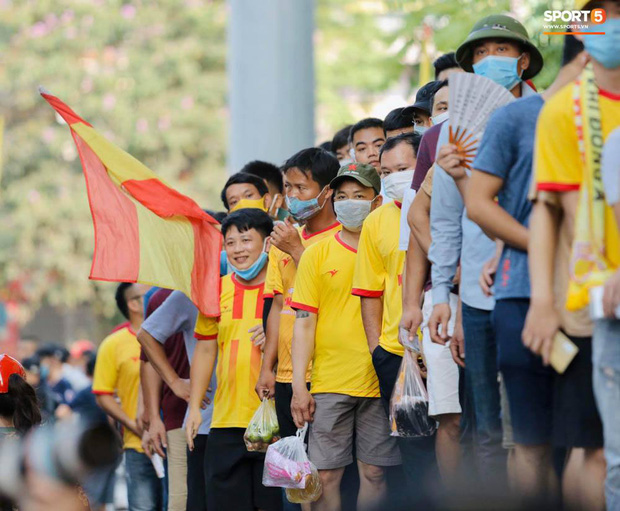 Báo Thái Lan hốt hoảng khi thấy biển người Việt đi xem bóng đá: Tại sao họ không đeo khẩu trang và cũng chẳng giữ khoảng cách an toàn? - Ảnh 4.