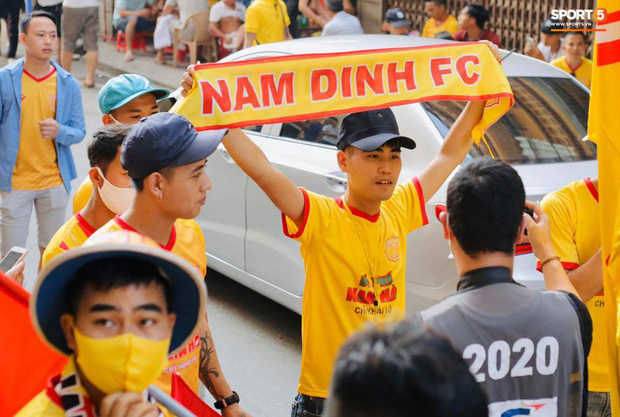 Báo Thái Lan hốt hoảng khi thấy biển người Việt đi xem bóng đá: Tại sao họ không đeo khẩu trang và cũng chẳng giữ khoảng cách an toàn? - Ảnh 5.