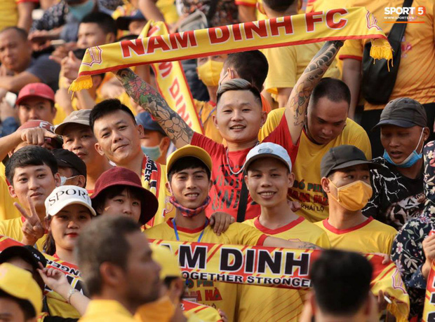 Báo Thái Lan hốt hoảng khi thấy biển người Việt đi xem bóng đá: Tại sao họ không đeo khẩu trang và cũng chẳng giữ khoảng cách an toàn? - Ảnh 6.