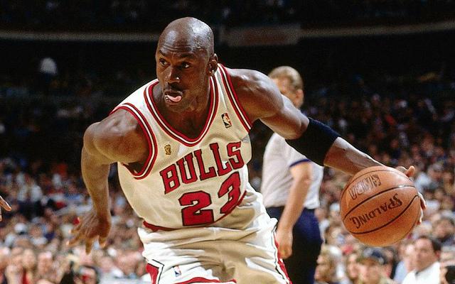7 tỷ đồng cho một bộ đồng phục thi đấu: Không chỉ vĩ đại trên sân bóng, những vật dụng của Michael Jordan cũng gây sức hút không kém với NHM - Ảnh 2.