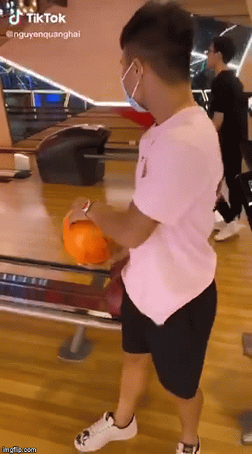Quang Hải diện áo &quot;màu hường&quot; đi chơi bowling, ngẫu hứng nhảy &quot;Hãy Trao Cho Anh&quot; hài hước  - Ảnh 2.