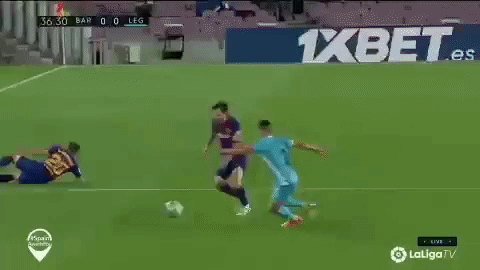 Khoảnh khắc đối thủ vứt hết liêm sỉ để ngăn cản Messi: Khán giả bối rối không biết đang xem bóng đá hay bóng bầu dục? - Ảnh 1.