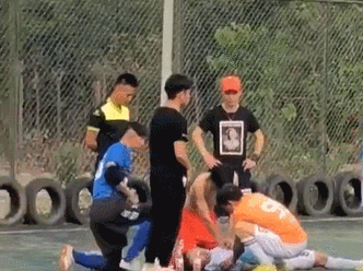 Cựu tuyển thủ futsal Trung Quốc đột tử trên sân &quot;phủi&quot; - Ảnh 1.