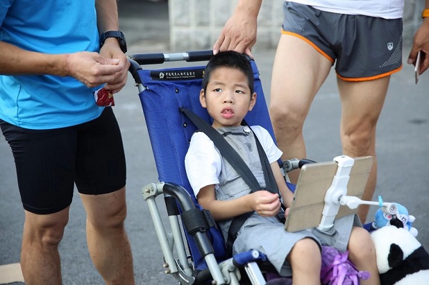 Rơi nước mắt trước dòng tâm sự của người cha 5 năm ròng rã tìm điều kỳ diệu cho cậu con trai bại não từ những cuộc thi marathon - Ảnh 2.