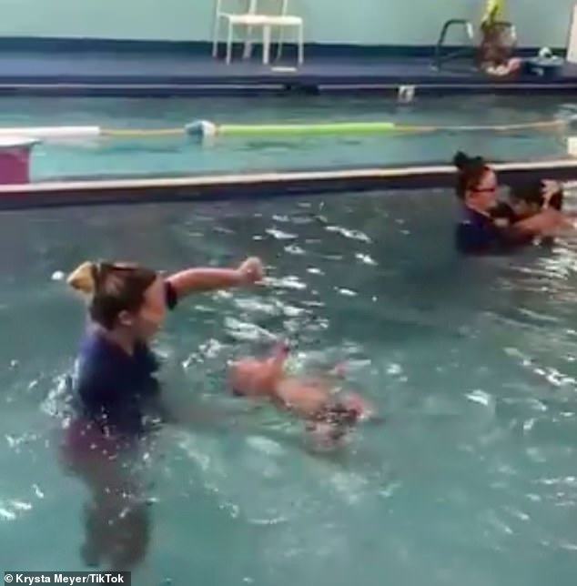 MXH dậy sóng khi chứng kiến cô giáo ném bé 8 tháng tuổi xuống hồ nước để tập bơi - Ảnh 3.