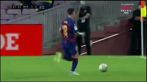 Messi trong ngày ghi bàn thắng thứ 700: Biến đối phương thành thành hề bằng một cú chích bóng, sáng tạo ra phong cách ăn mừng mới nhưng hết trận vẫn không thể nở nụ cười - Ảnh 1.