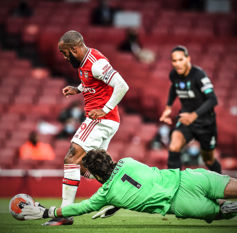 Khoảnh khắc hiếm hoi trung vệ siêu sao Van Dijk mắc sai lầm sơ đẳng, biếu không bàn thắng cho Arsenal - Ảnh 3.