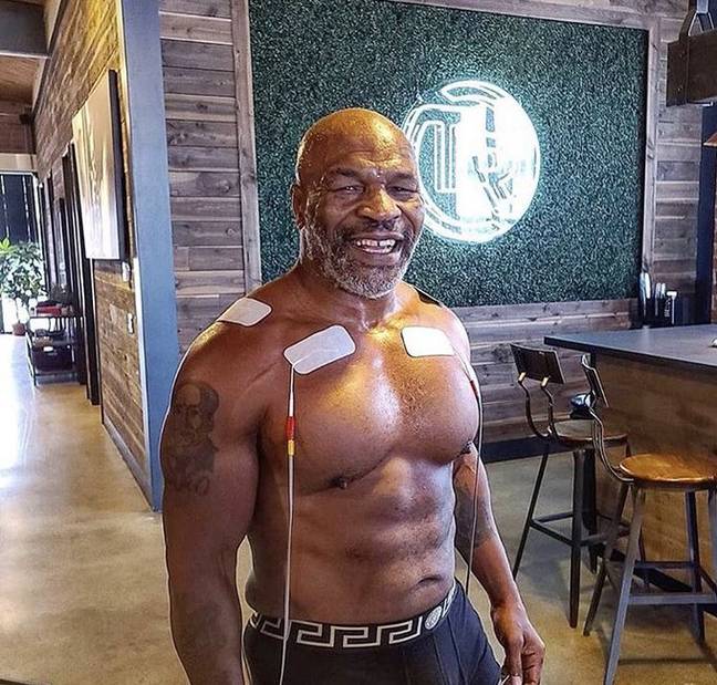 Trở lại sau thời gian dài giải nghệ, Mike Tyson chuẩn bị đối đầu cùng... cá mập trắng - Ảnh 4.