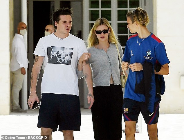 Con dâu tương lai vi vu sang Italy du lịch cùng gia đình Beckham, gây chú ý trong lần đầu lộ diện cạnh Brooklyn kể từ sau tuyên bố đính hôn - Ảnh 3.