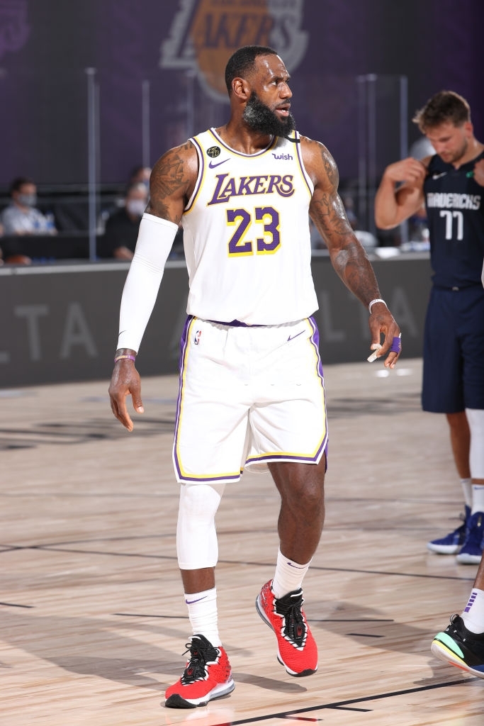 Bộ đôi Dallas Mavericks rực sáng, Los Angeles Lakers thất thủ trong ngày LeBron James trình làng bộ râu màu xám - Ảnh 1.