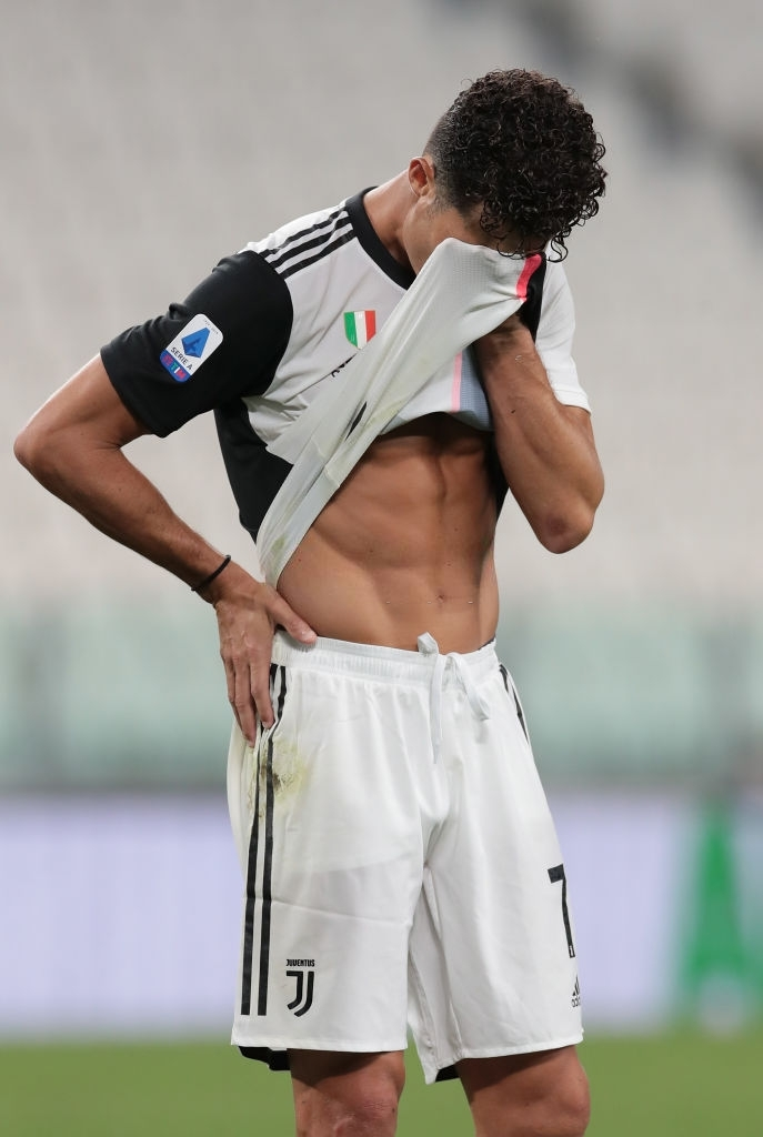 Ronaldo ôm mặt nuối tiếc trong ngày in dấu giày cả 2 bàn thắng giúp Juventus lên ngôi vô địch Serie A - Ảnh 8.