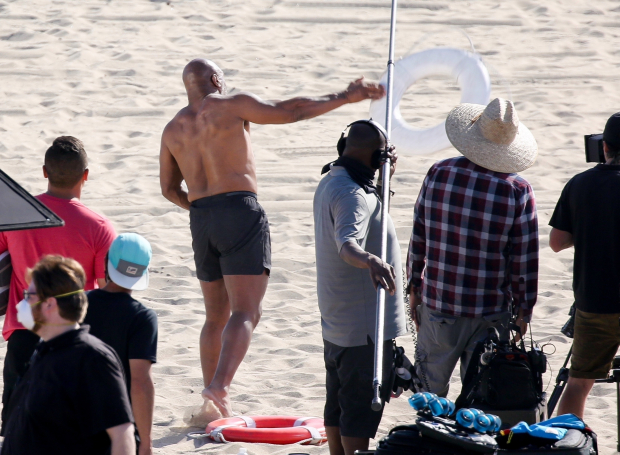 Mike Tyson gây chú ý với cơ bắp cuồn cuộn trong lần xuất hiện mới nhất - Ảnh 4.