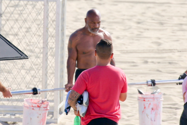 Mike Tyson gây chú ý với cơ bắp cuồn cuộn trong lần xuất hiện mới nhất - Ảnh 1.