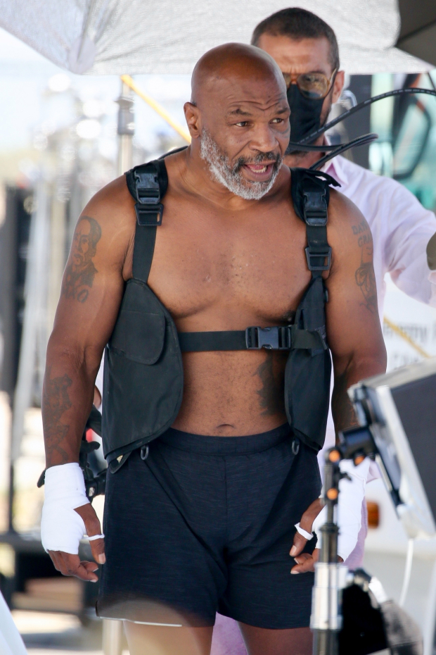 Mike Tyson gây chú ý với cơ bắp cuồn cuộn trong lần xuất hiện mới nhất - Ảnh 2.