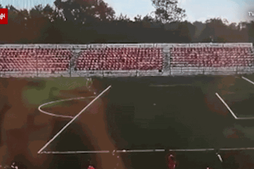 (Video) Khoảnh khắc kinh hoàng khi cầu thủ bóng đá Nga bị sét đánh ngay trên sân - Ảnh 1.