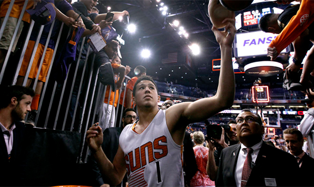 Nhà cựu vô địch NBA khuyên nên rời Phoenix Suns, &quot;Truyền nhân của Kobe Bryant&quot; đáp trả bằng một trái tim hướng về NHM - Ảnh 2.