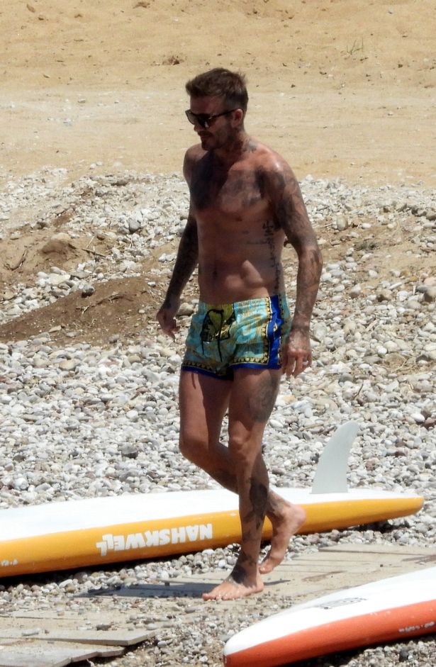 David Beckham nổi bần bật với body căng đét khi ra biển cùng dàn quý tử nhưng gây chú ý nhất lại là chiếc quần bơi sặc sỡ có giá 11 triệu đồng - Ảnh 2.