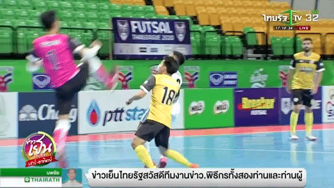 Rợn người tình huống thủ môn futsal Thái Lan &quot;tặng&quot; nguyên gầm giày vào thẳng thái dương đối thủ - Ảnh 2.