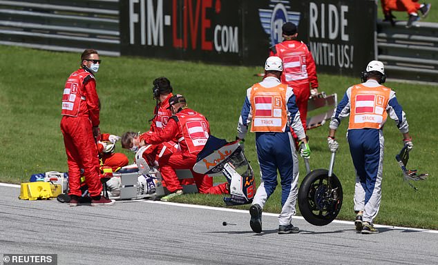 Tai nạn kinh hoàng trên đường đua MotoGP: Xe gãy đôi, người lăn long lóc - Ảnh 6.