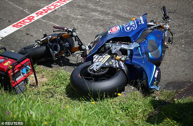 Tai nạn kinh hoàng trên đường đua MotoGP: Xe gãy đôi, người lăn long lóc - Ảnh 7.