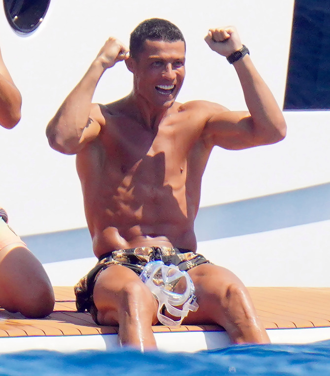 Ronaldo lộ cơ bụng chuẩn đét khi đi nghỉ dưỡng cùng bạn gái, chỉ gồng bắp tay cũng khiến các fan chết lặng - Ảnh 4.