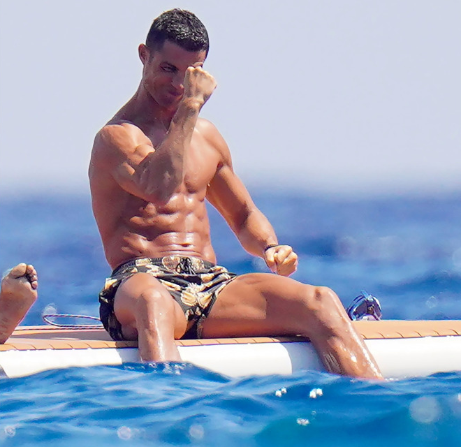 Ronaldo lộ cơ bụng chuẩn đét khi đi nghỉ dưỡng cùng bạn gái, chỉ gồng bắp tay cũng khiến các fan chết lặng - Ảnh 2.