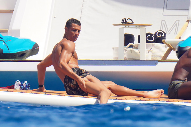 Ronaldo lộ cơ bụng chuẩn đét khi đi nghỉ dưỡng cùng bạn gái, chỉ gồng bắp tay cũng khiến các fan chết lặng - Ảnh 3.