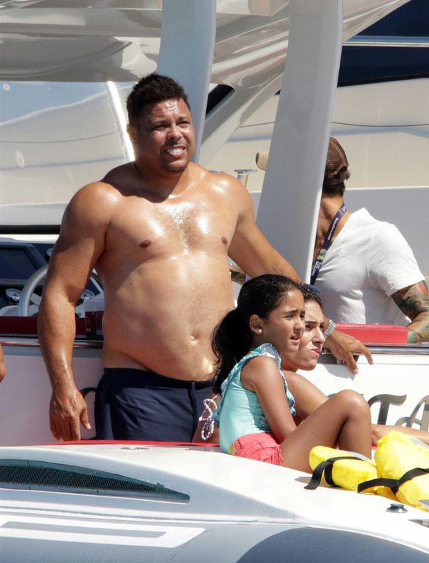Ronaldo béo gây chú ý khi đi nghỉ mát cùng bạn gái kém 15 tuổi: Vòng 2 vẫn lớn nhưng ngoại hình đã khiến các fan yên tâm phần nào - Ảnh 4.