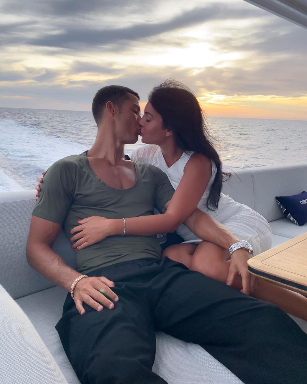 Nghi vấn Ronaldo đã cầu hôn Georgina sau khi cô nàng đăng ảnh đeo nhẫn ở ngón áp út kèm lời nhắn: Đồng ý - Ảnh 4.