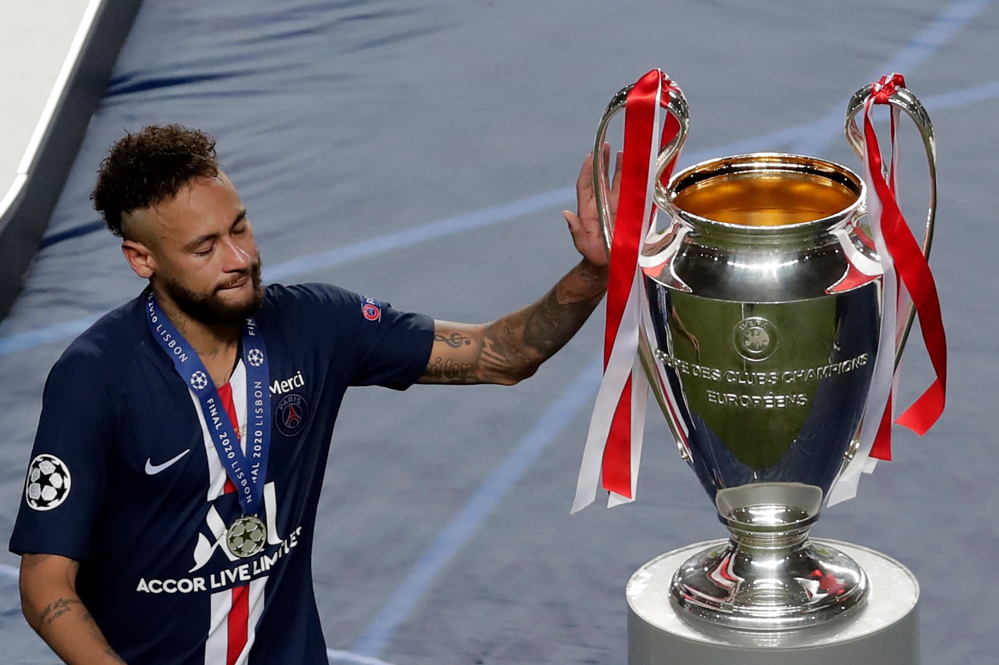 Gục ngã ở chung kết Champions League, Neymar ôm mặt ngồi khóc trên ghế dự bị - Ảnh 6.
