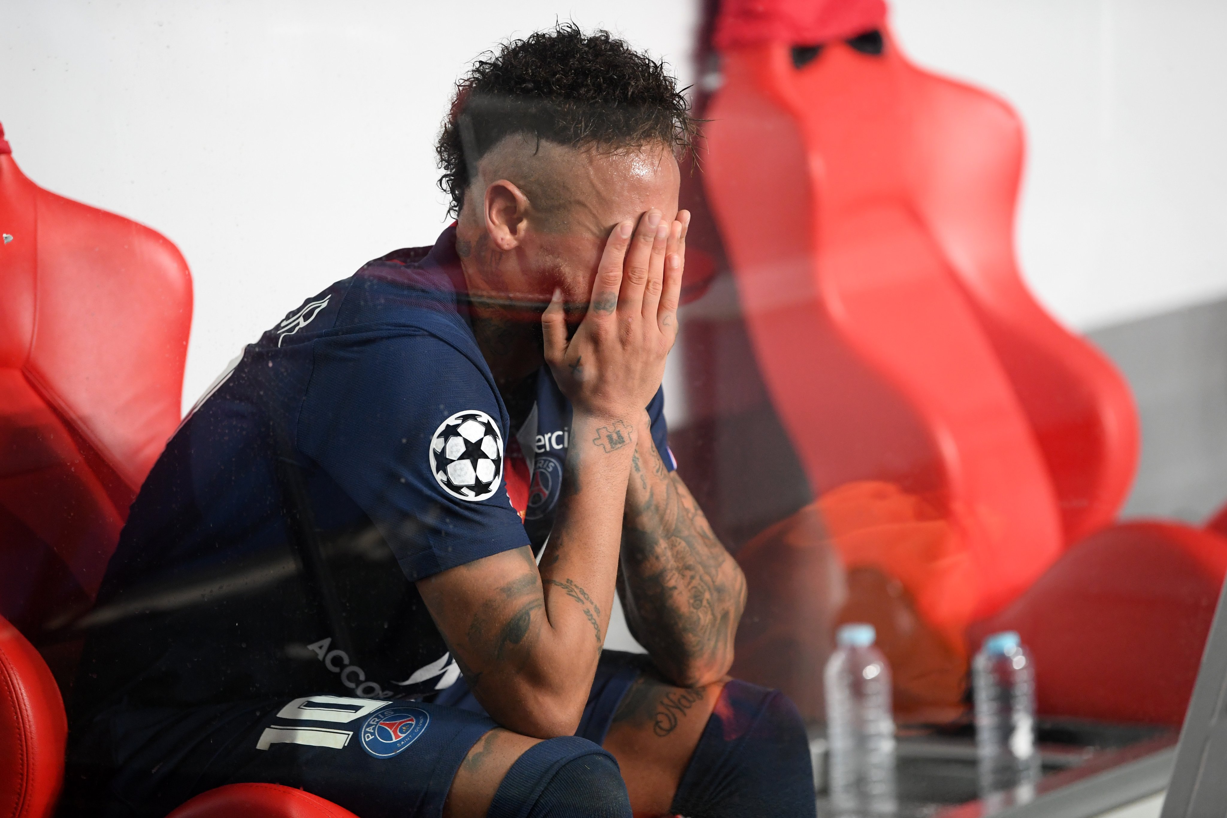 Gục ngã ở chung kết Champions League, Neymar ôm mặt ngồi khóc trên ghế dự bị - Ảnh 3.