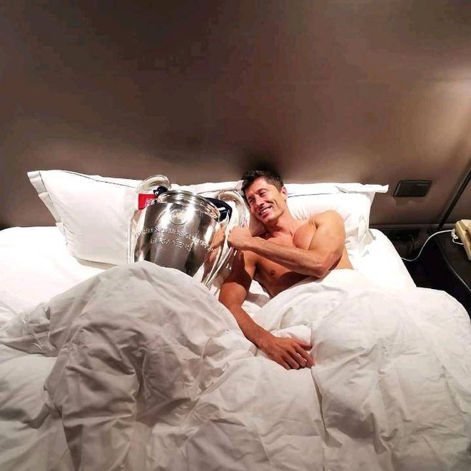 Không sợ vợ, sát thủ Lewandowski hớn hở chụp ảnh với cúp Champions League trên giường ngủ - Ảnh 1.